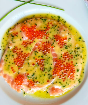 Tallrik med Beurre Blanc (smörsås) av Tina Nordström.